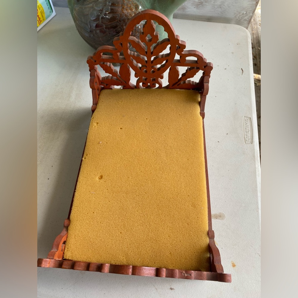 Vintage Victorian doll/barbie bed